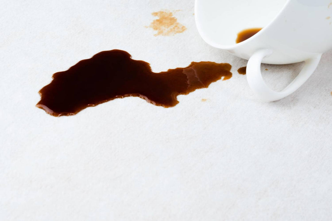 Kaffee wurde auf einem Teppich verschüttet