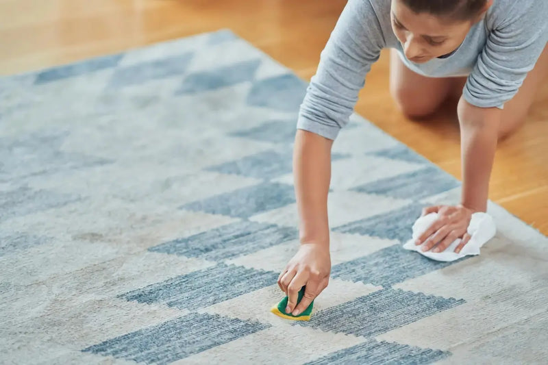 Fett- und Ölflecken aus Teppich entfernen – Profi-Tipps!