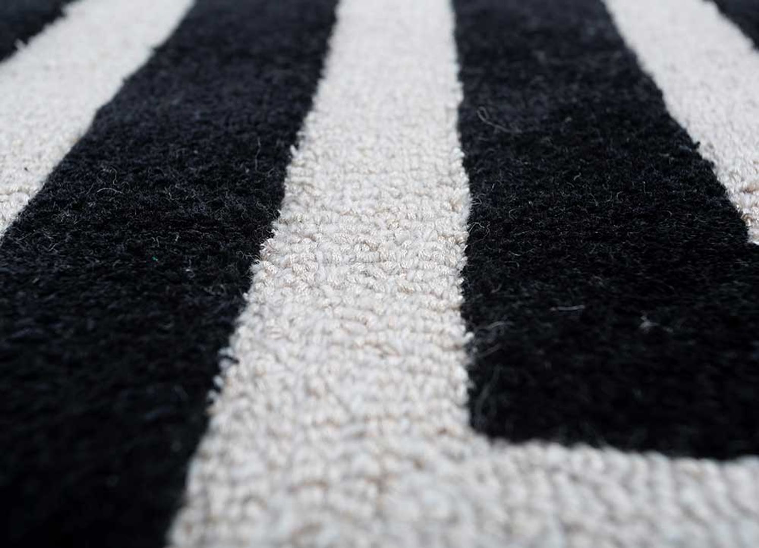 Wollteppich - 330 x 240 cm - schwarz-weiß